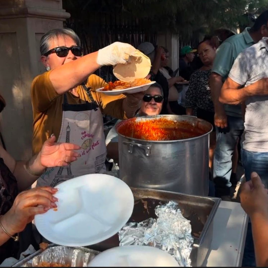 Entre los platillos ofrecidos se encuentra el tradicional asado en rojo con frijoles y arroz